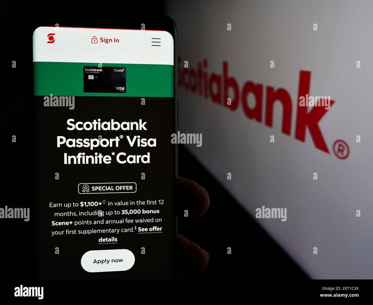 Personne tenant un téléphone intelligent avec la page Web de la société financière Bank of Nova Scotia (Scotiabank) devant le logo. Concentrez-vous sur le centre de l'écran du téléphone. Banque D'Images Personne tenant un téléphone intelligent avec la page Web de la société financière Bank of Nova Scotia (Scotiabank) devant le logo. Concentrez-vous sur le centre de l'écran du téléphone. Banque D'Images