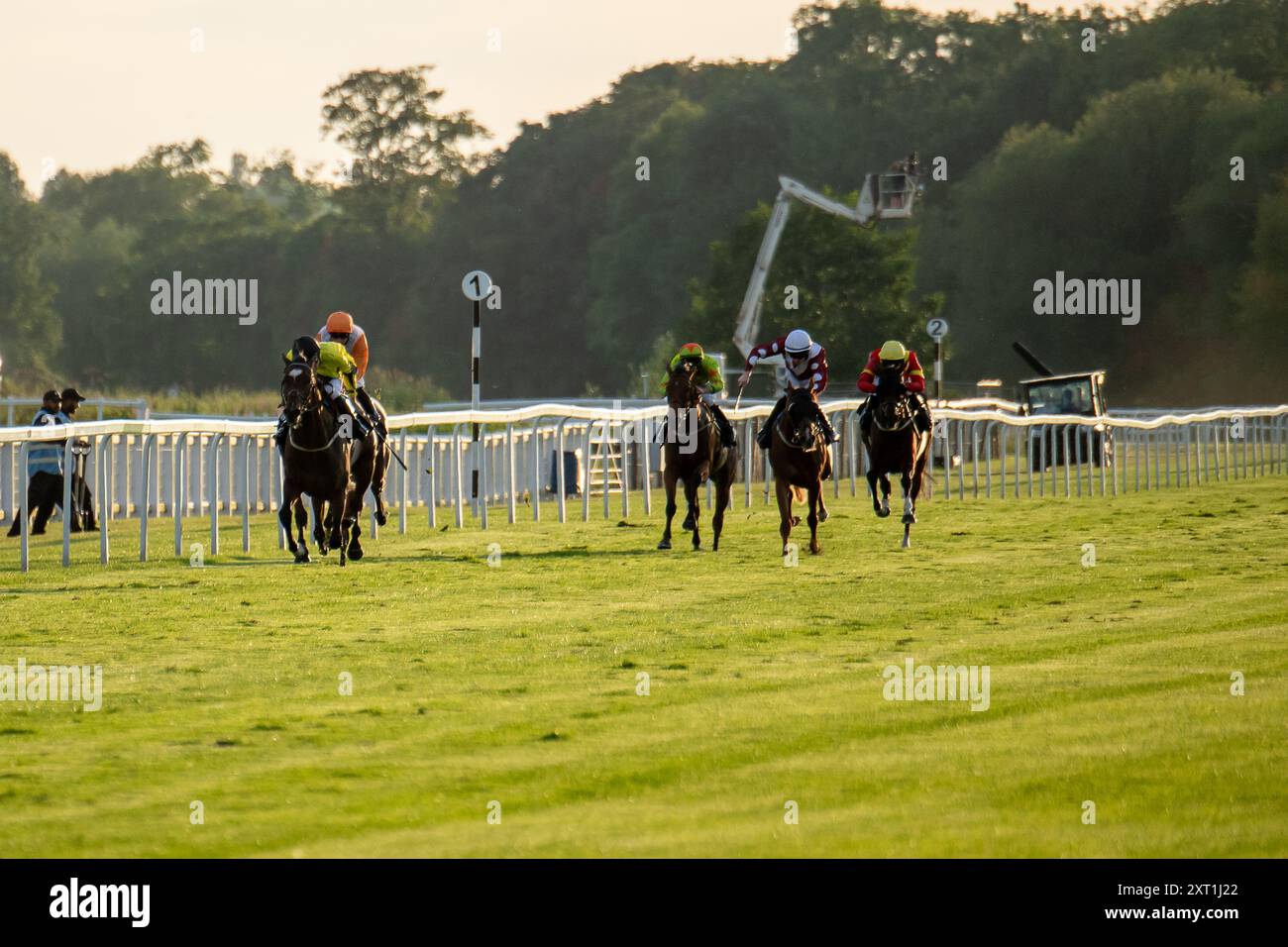 Windsor, Berkshire, Royaume-Uni. 12 août 2024. Les coureurs des Fitzdares félicitent Laura Collett & London 52 handicap Stakes (Class 6) au Royal Windsor Racecourse à Windsor, Berkshire, au Vegas Racenight. La course a été remportée par Horse KINETIC monté par le jockey Callum Shepherd. Propriétaire GTS Racing, Trainr James Owen, Newmarket, éleveur Lynn Lodge Stud Crédit : Maureen McLean/Alamy Live News Banque D'Images