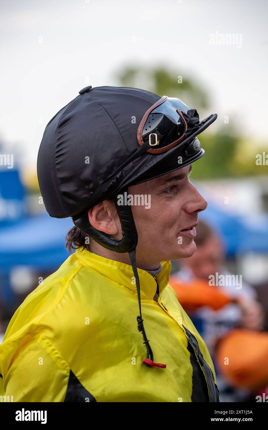 Windsor, Berkshire, Royaume-Uni. 12 août 2024. Jockey Callum Shepherd. KINETIC monté par le jockey Callum Shepherd remporte les Fitzdares félicite Laura Collett & London 52 handicap Stakes (classe 6) au Royal Windsor Racecourse à Windsor, Berkshire, au Vegas Racenight. Propriétaire GTS Racing, Trainr James Owen, Newmarket, éleveur Lynn Lodge Stud Crédit : Maureen McLean/Alamy Live News Banque D'Images