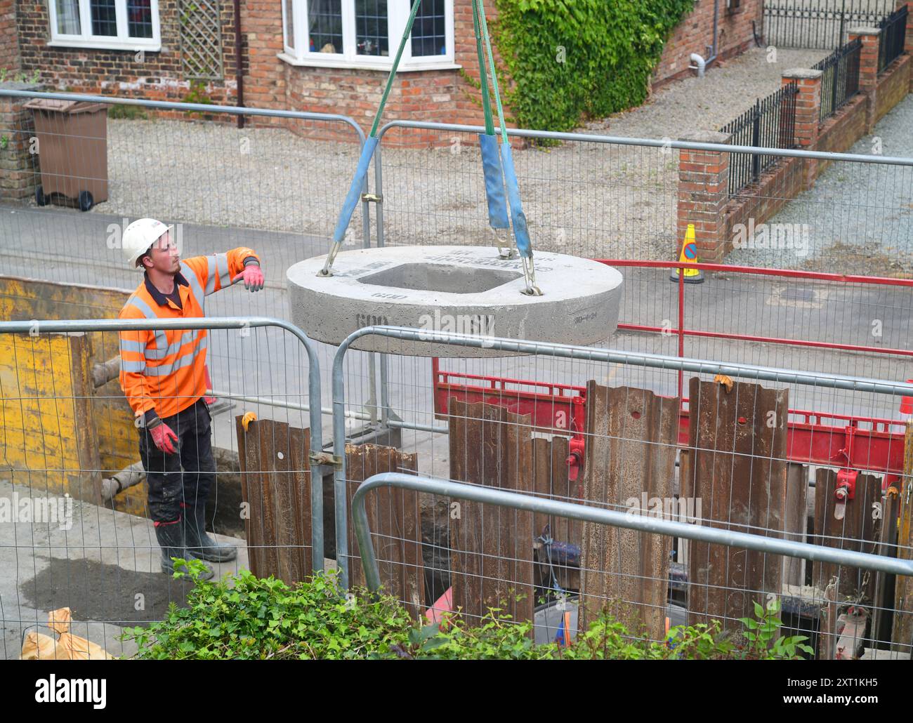 Des ingénieurs installent une nouvelle canalisation sous la rue principale pour arrêter les inondations dans le village d'ellerton York Yorkshire Royaume-Uni Banque D'Images