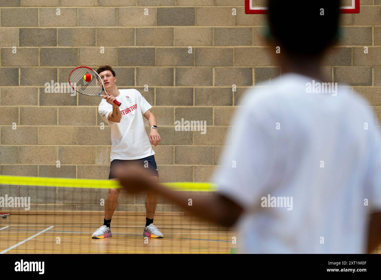 Noah Williams joue au tennis lors de la photocall au North Paddington Youth Club, Londres. Après avoir inspiré la nation à Paris, les stars de Team GB s’impliquent immédiatement pour faire une réelle différence dans les communautés qui redonnent dans un club de jeunes qui utilise le sport et l’activité physique comme un véhicule pour éduquer les jeunes et leur donner un espace sûr pour apprendre et se développer. Date de la photo : mardi 13 août 2024. Banque D'Images