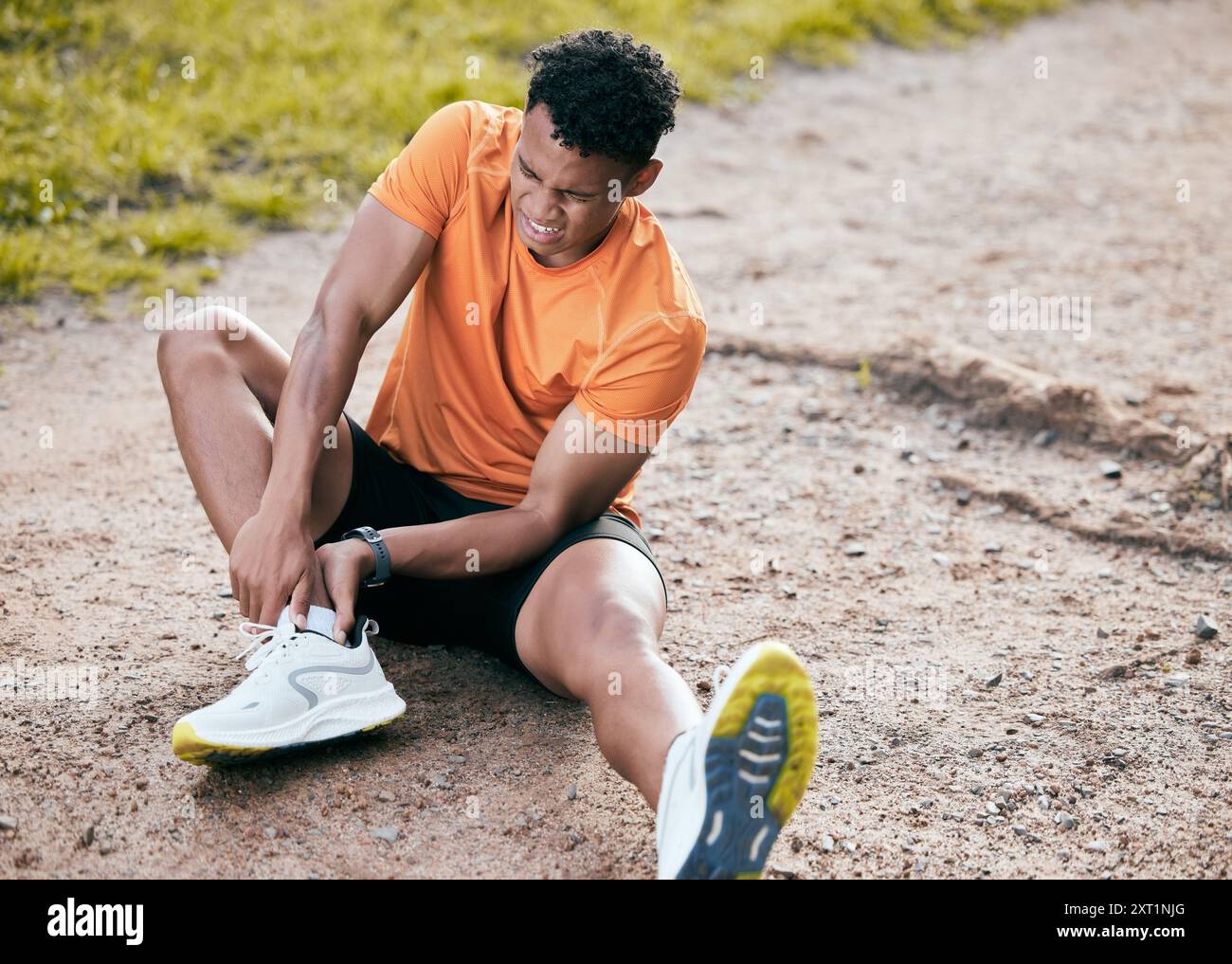 Fitness, homme et douleur de cheville de blessure en plein air avec accident d'entraînement, tension musculaire et entorse sur le sol. Coureur, athlète et urgence médicale avec Banque D'Images