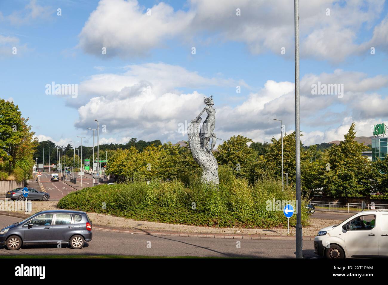 LifeLine, une sculpture d'Andy Scott, près d'Alloa, Clackmannanshire, Écosse. La sculpture était un hommage au rôle des services d'urgence. Banque D'Images