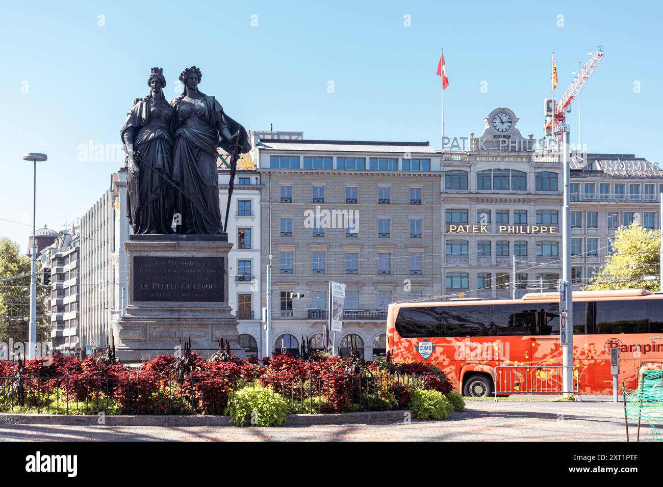 Geneve, Suisse, 09.02.2023 : vue en grand angle du Monument National appelé Alliance de Genève avec la Suisse, et vie ordinaire à Genève Banque D'Images