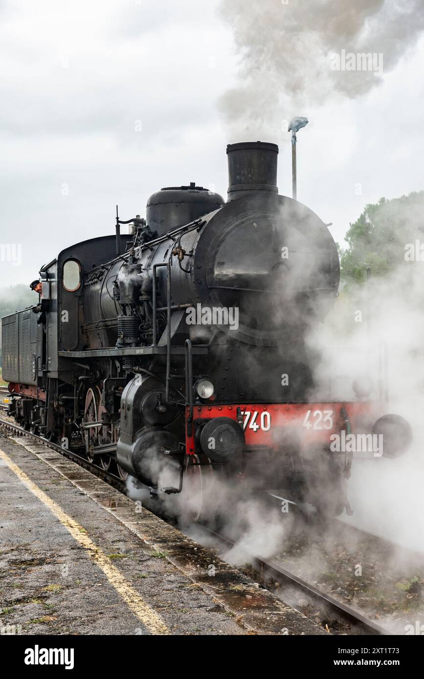 Treno Storico, train historique et locomotive à vapeur avec des wagons restaurés des années 1930, transporte des passagers de Sienne à Trequanda en Toscane, en Italie Banque D'Images