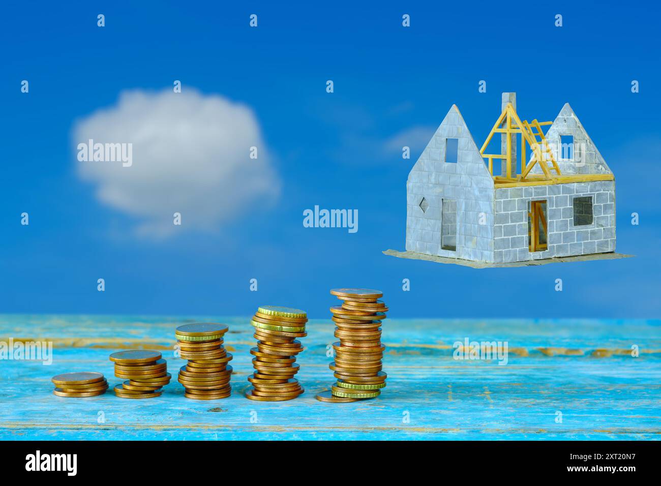 le rêve de la propriété de la maison, maison modèle sous construction piles d'argent et de nuages, image conceptuelle, espace de copie gratuit Banque D'Images