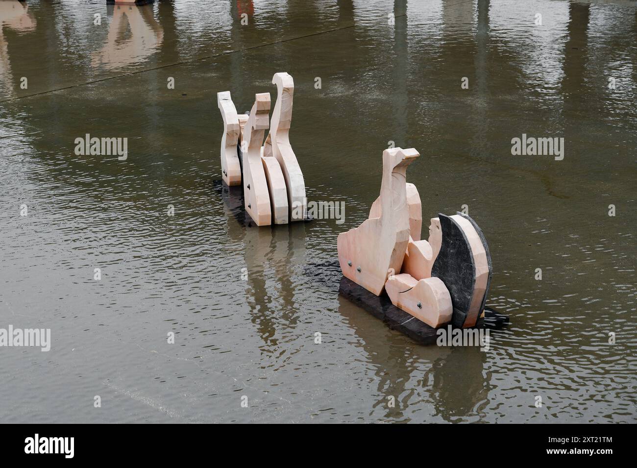 Sculptures en marbre du lac Tágides de João Cutileiro, flottent sur une surface réfléchissante de l'eau au Parque das Nações Banque D'Images