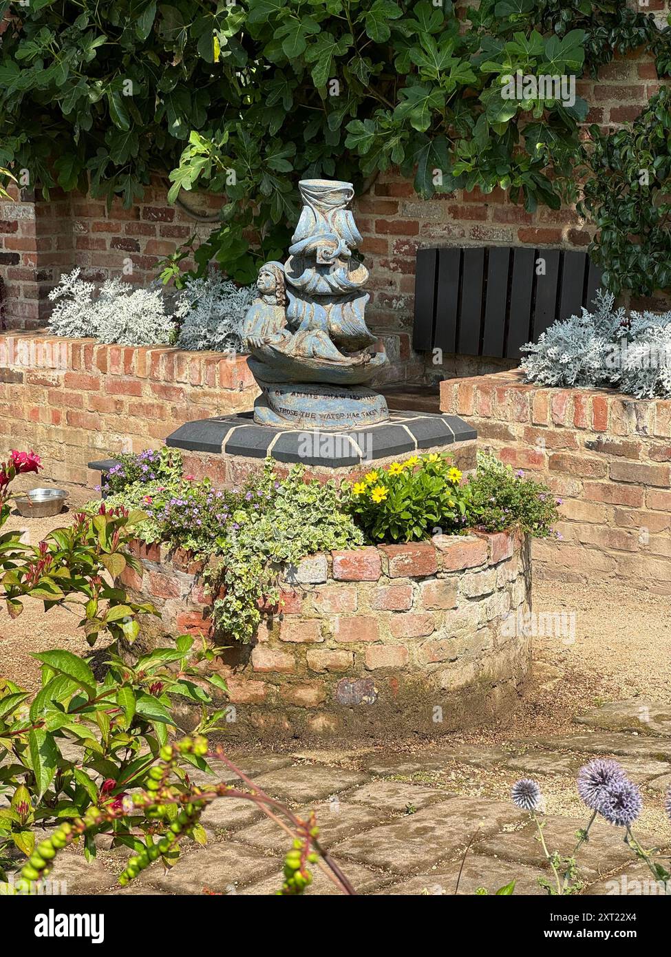 Statue à la mémoire d'Annie Shaw près du déversoir sur la rivière Trent. Banque D'Images