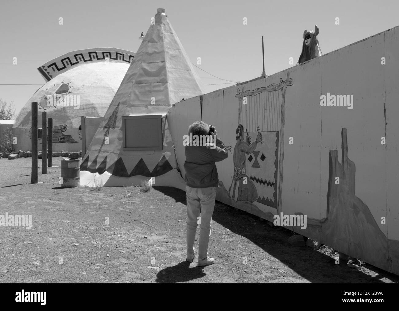 Femme caucasienne âgée de 50-55 ans prenant une photo au Meteor City Trading Post aux États-Unis. Banque D'Images