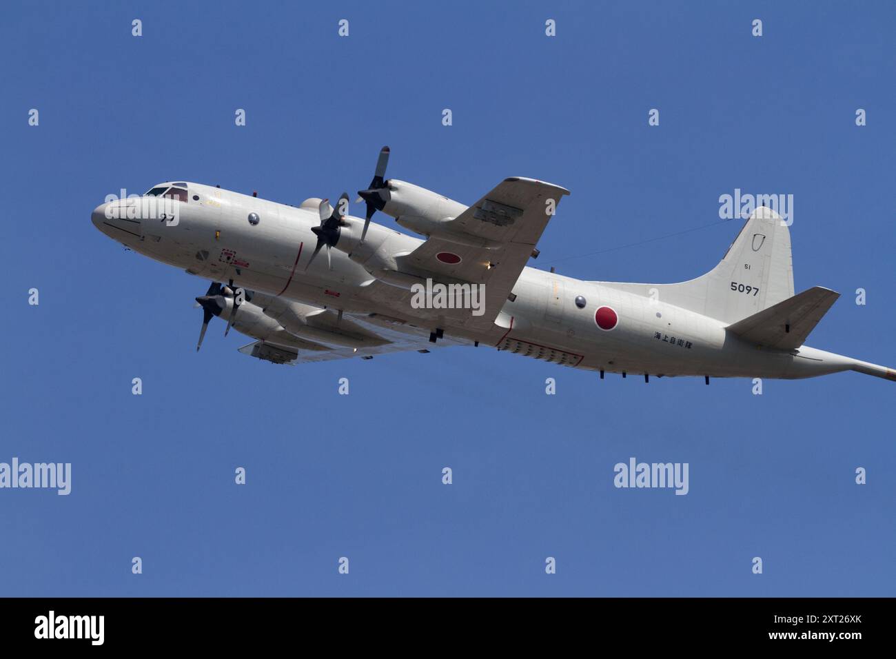 Un avion de reconnaissance maritime Lockheed P-3C Orion avec la Fleet Air-Wing 4 de la Force d'autodéfense maritime japonaise (JMSDF) volant près de la NAF, Banque D'Images