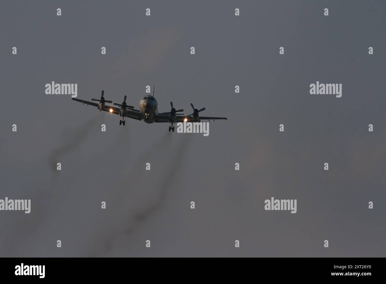 Un avion de reconnaissance maritime Lockheed P-3C Orion de la Force d'autodéfense maritime japonaise (JMSDF) volant près de la base aérienne NAF Atsugi. Kanagawa, Banque D'Images