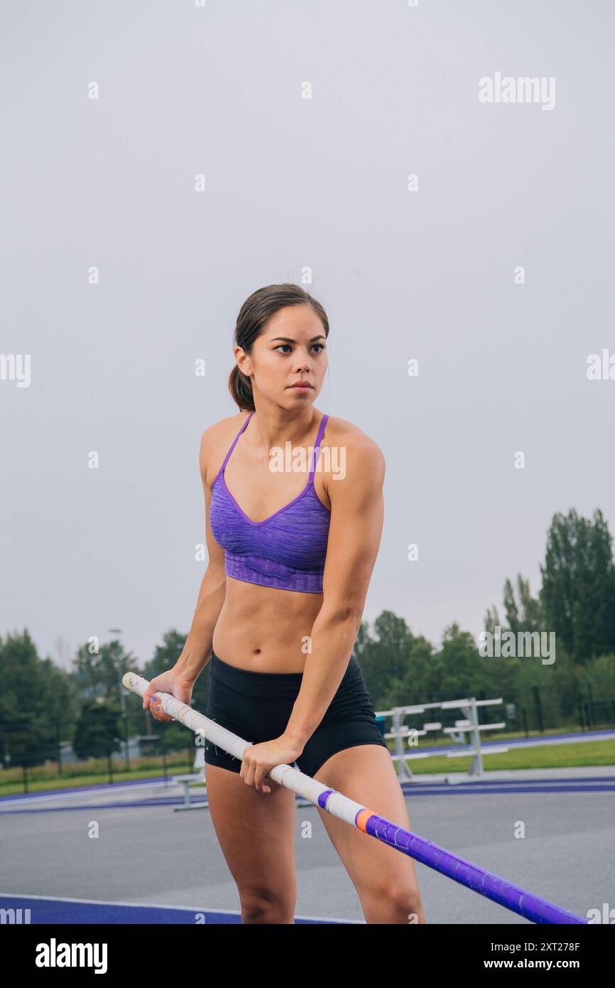 Athlète féminine se préparant à la voûte à la perche dans une installation sportive de plein air sape00020 Copyright : xConnectxImagesx Banque D'Images