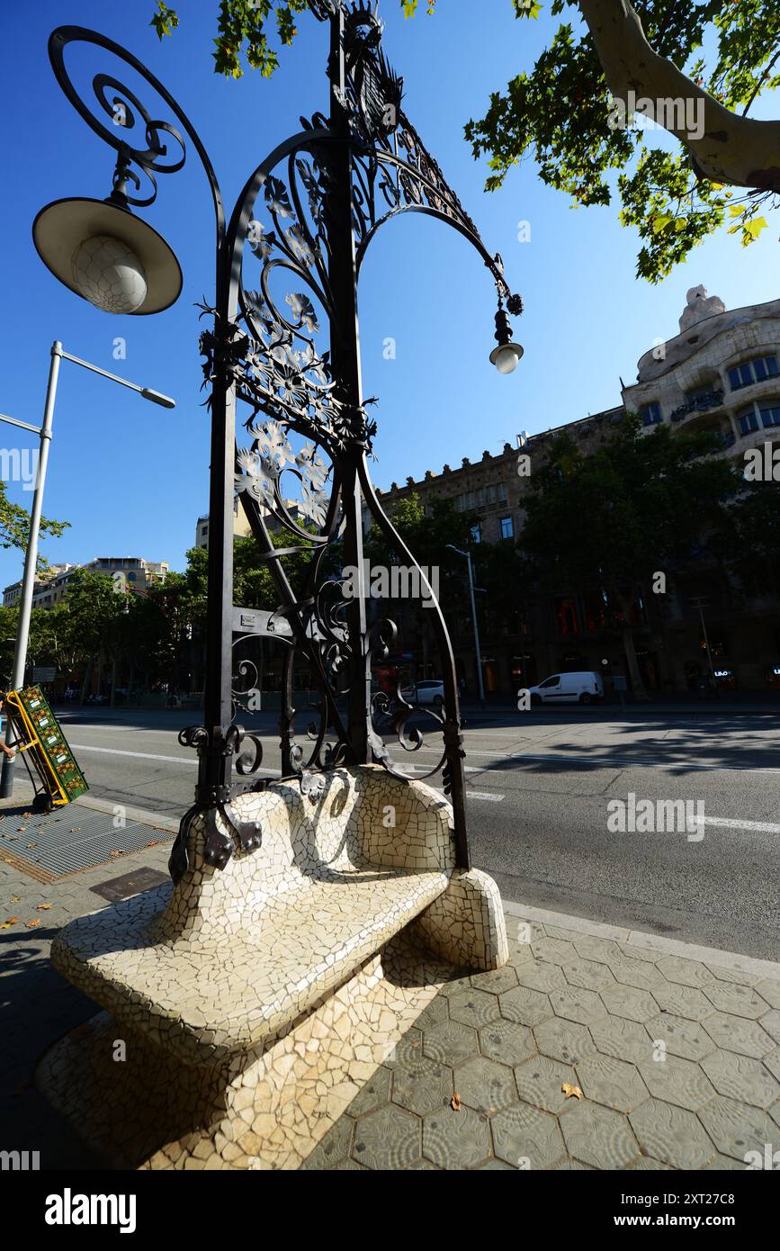 Beaux lampadaires sur le Passeig de Gràcia à Barcelone, Espagne. Banque D'Images