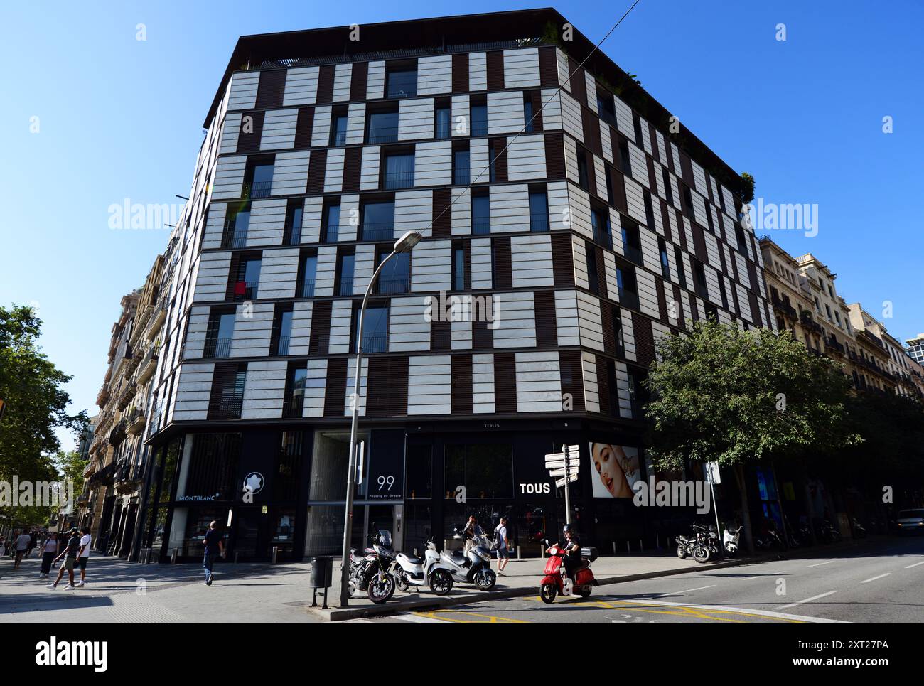 Un bâtiment moderne à l'angle de Carrer del Rosselló et Passeig de Gràcia à Barcelone, Espagne. Banque D'Images