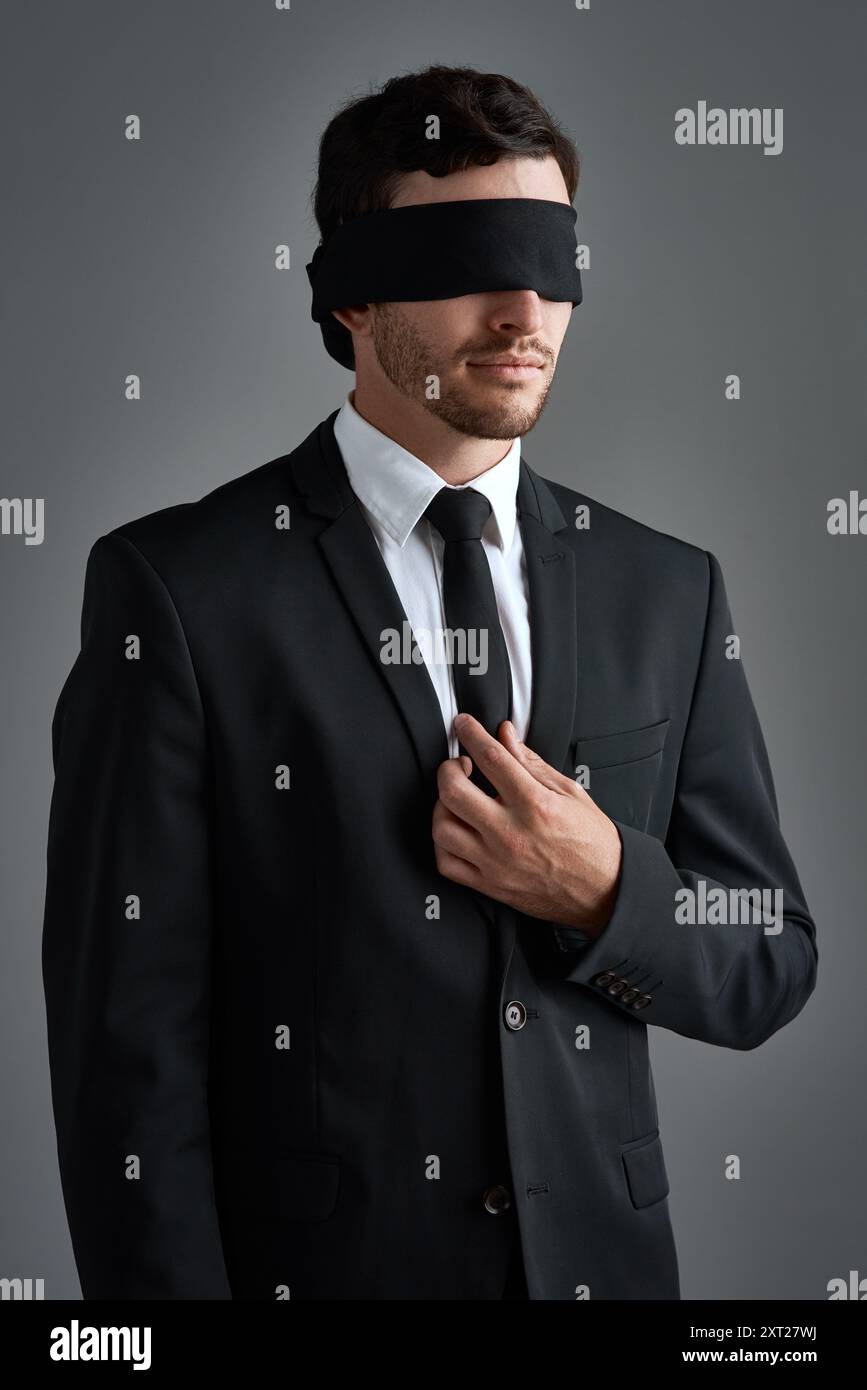 Homme, affaires et obscurité avec bandeau en studio pour contester, contrôler et censure l'esclavage des entreprises. Personne, aveuglée et perdue pour la lutte Banque D'Images