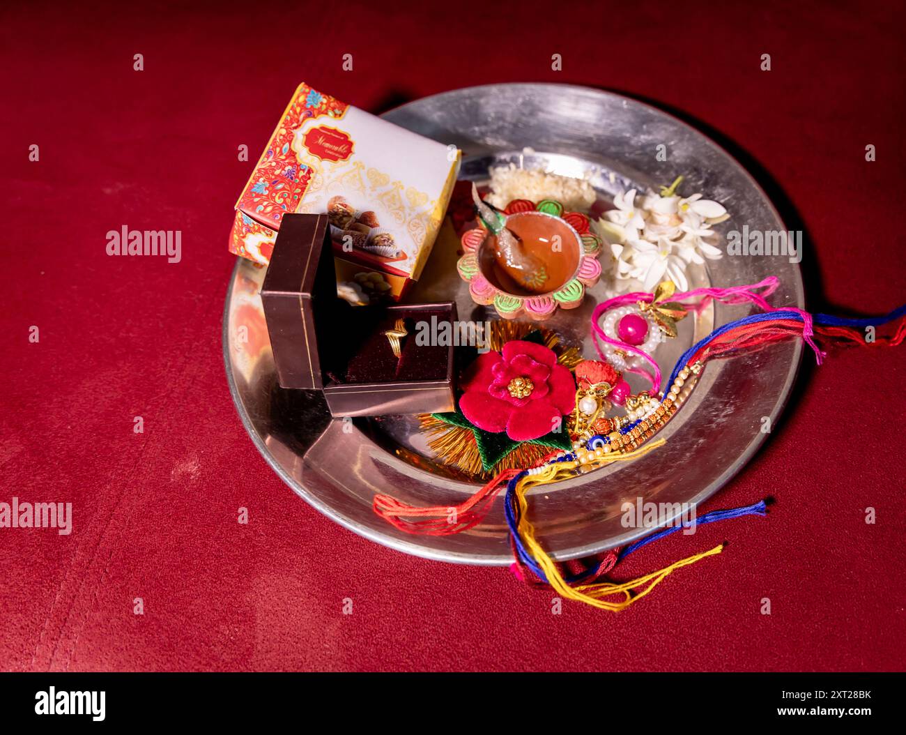 assiette isolée décorée de rakhi de fil sacré au festival hindu raksha bandhan à l'intérieur Banque D'Images assiette isolée décorée de rakhi de fil sacré au festival hindu raksha bandhan à l'intérieur Banque D'Images