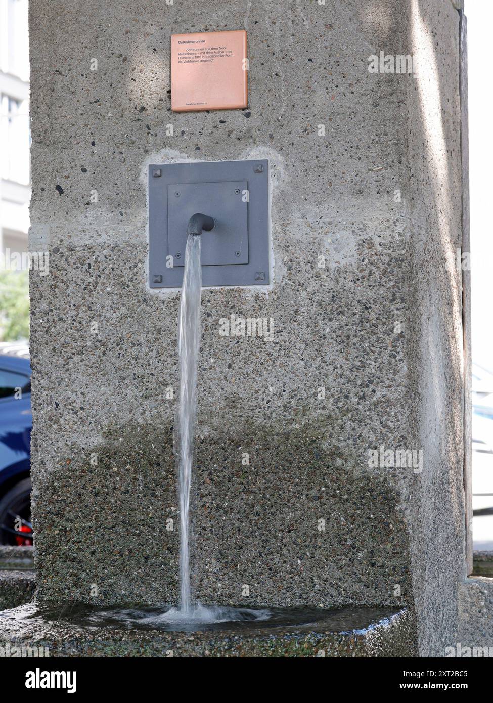 13.08.2024 Impressionen Frankfurt am vermutlich heissesten Sommertag 2024 Sommer Hitze Wetter Symbolfoto Symbolbild OSTHAFENBRUNNEN Zierbrunnen mit Ausbau Osthafen en 1912 als traditionelle VIEHTRÄNKE angelegt Frankfurt main Hessen Deutschland *** 13 08 2024 impressions Francfort sur probablement la journée d'été la plus chaude 2024 symbole de temps de chaleur d'été photo symbole image OSTHAFENBRUNNEN fontaine décorative avec extension Osthafen créé en 1912 comme un traditionnel VIEHTRÄNKE Frankfurt main Hesse Allemagne Banque D'Images