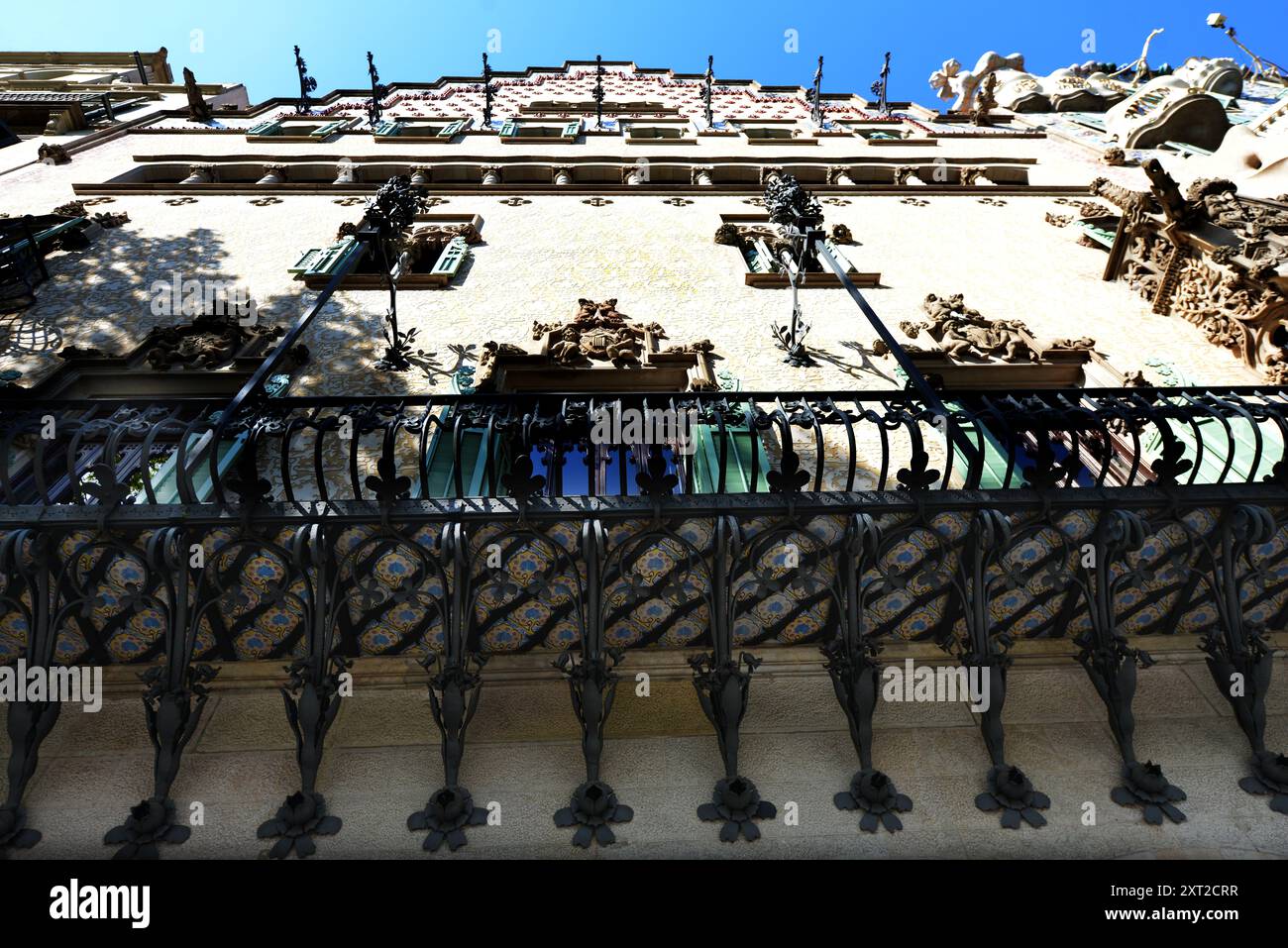 Détails du plancher en céramique du balcon de la Casa Amatller sur le Passeig de Gràcia à Barcelone, Espagne. Banque D'Images