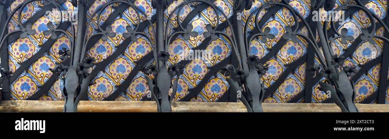 Détails du plancher en céramique du balcon de la Casa Amatller sur le Passeig de Gràcia à Barcelone, Espagne. Banque D'Images
