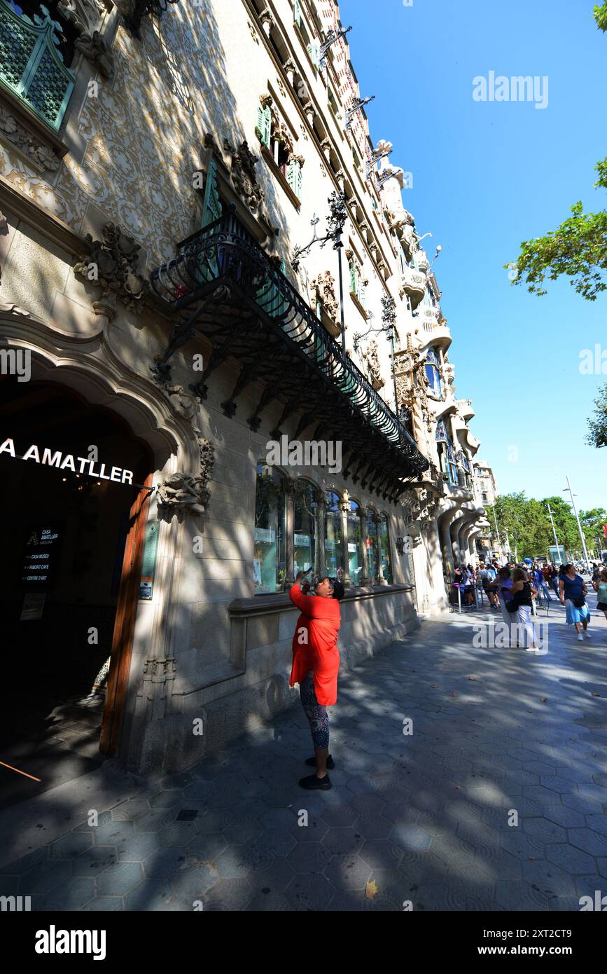 Un touriste admirant la beauté de Casa Amatller sur le Passeig de Gràcia à Barcelone, Espagne. Banque D'Images