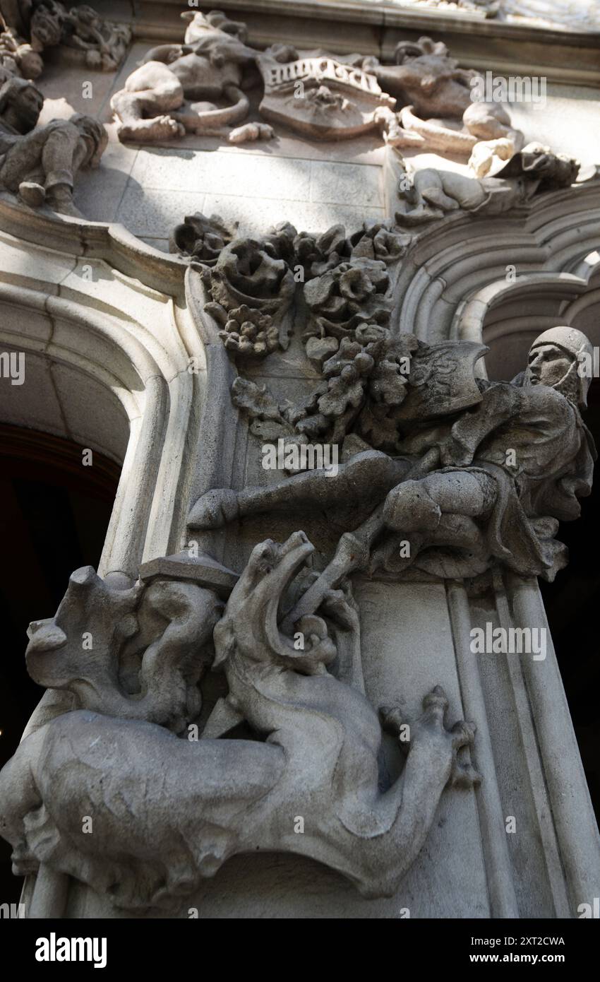 Sculptures décorant la façade à côté de la porte de Casa Amatller sur le Passeig de Gràcia à Barcelone, Espagne. Banque D'Images