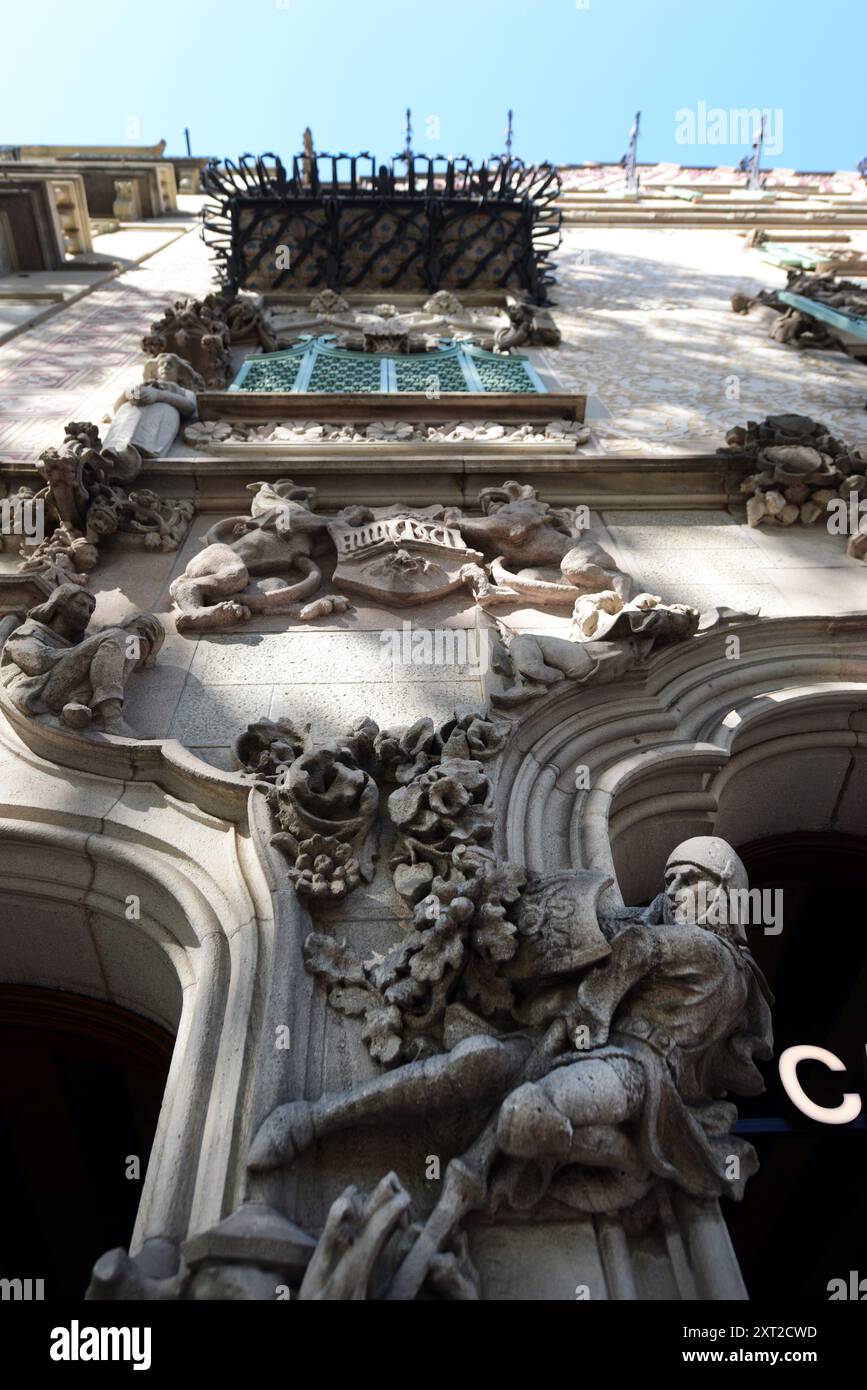Sculptures décorant la façade à côté de la porte de Casa Amatller sur le Passeig de Gràcia à Barcelone, Espagne. Banque D'Images