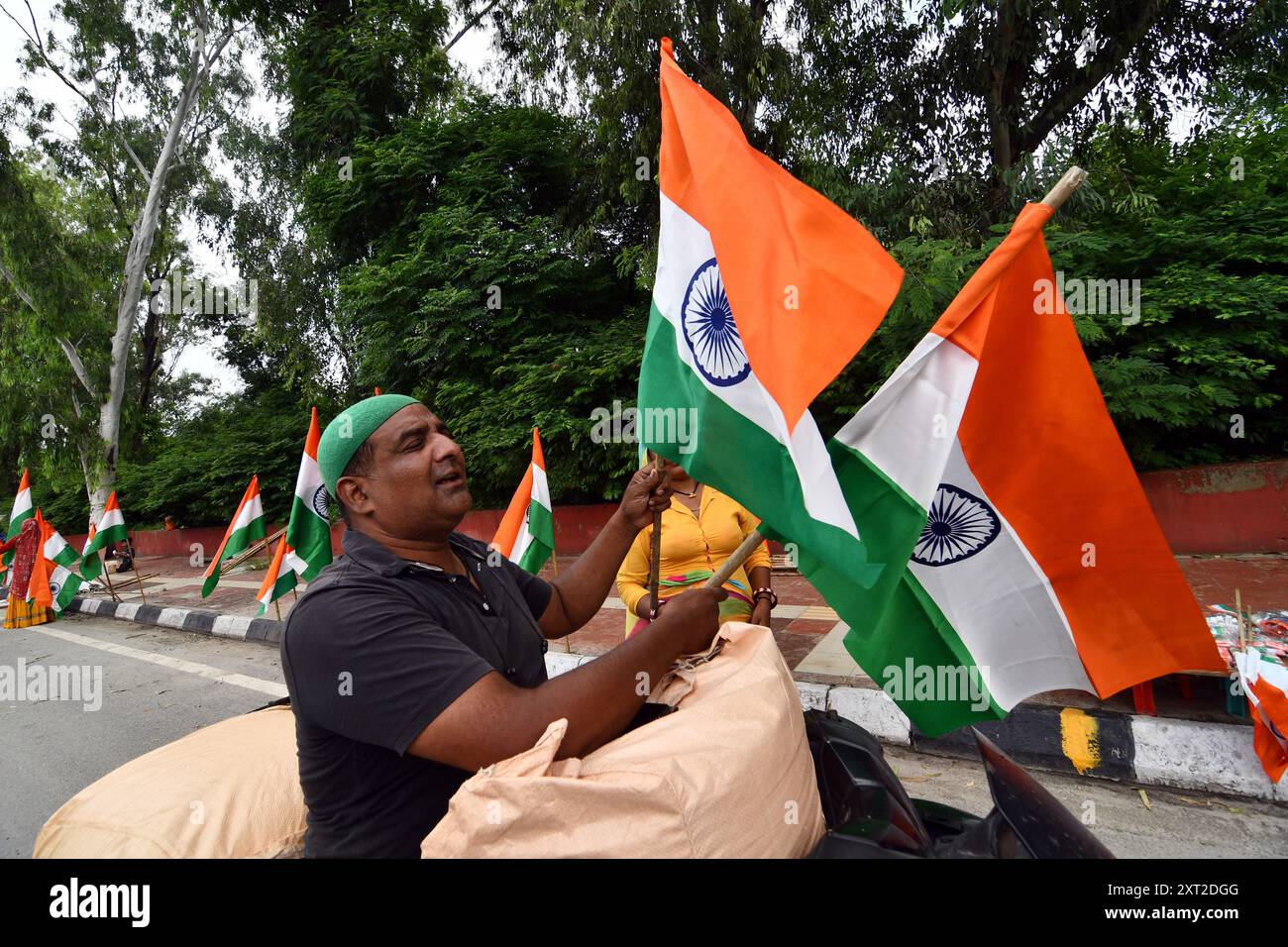 New Delhi, Delhi, INDE. 13 août 2024. Un musulman achetant des drapeaux tricolores nationaux sur la route, le soir du 77ème jour d'indapendence de l'inde, à la route nationale. Photo/ ravi Batra le 13 août 2024 INDE (crédit image : © ravi Batra/ZUMA Press Wire) USAGE ÉDITORIAL SEULEMENT! Non destiné à UN USAGE commercial ! Banque D'Images