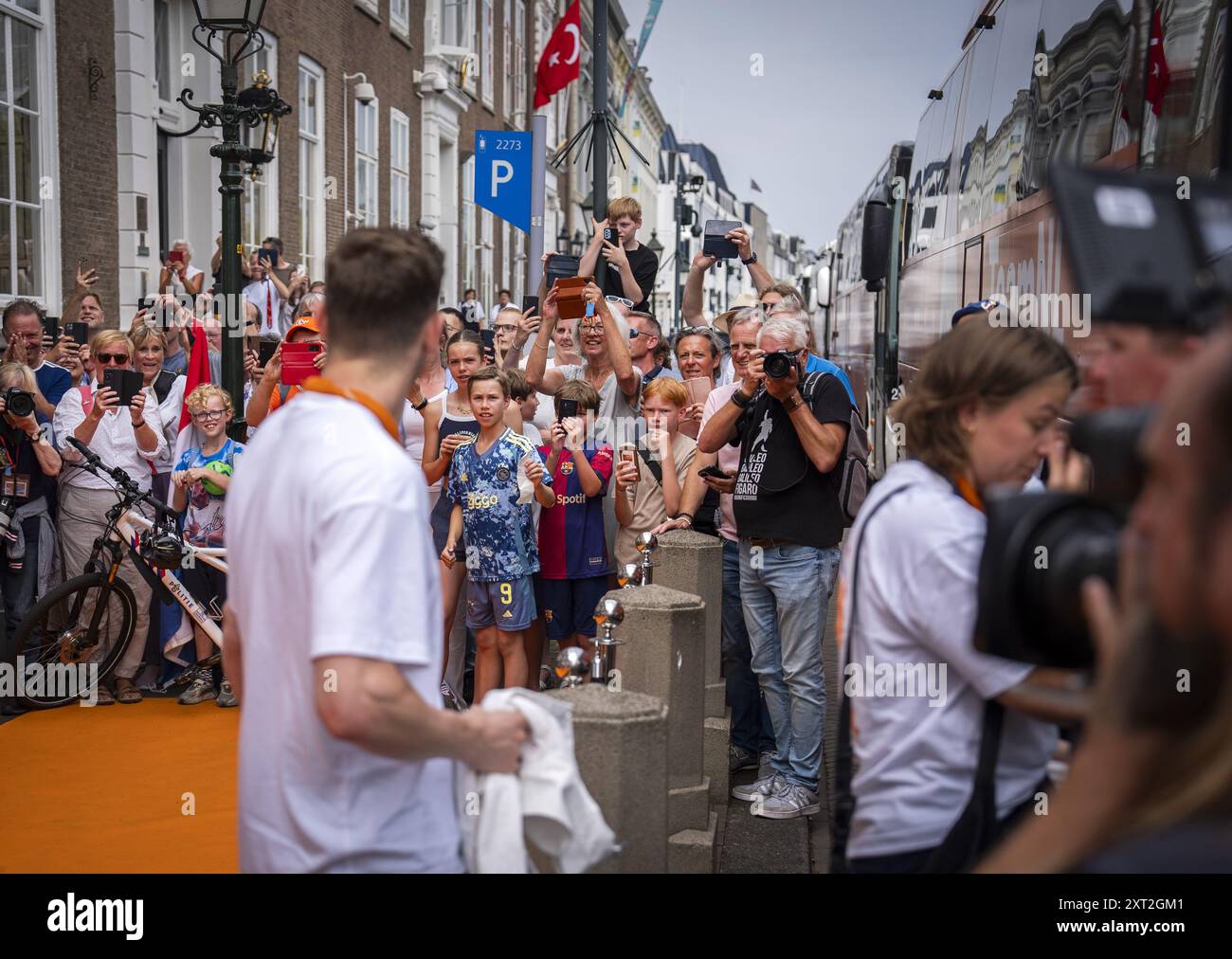 LA HAYE - 13/08/2024, les passants encouragent les médailles néerlandaises après la cérémonie dans la salle de verre. ANP JEROEN JUMELET Banque D'Images