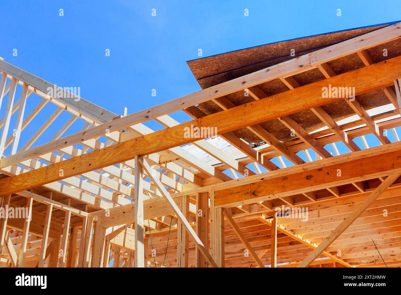 Cadre de nouvelle maison avec ferme en bois, cadre de poutres de poteau sur le chantier de construction Banque D'Images