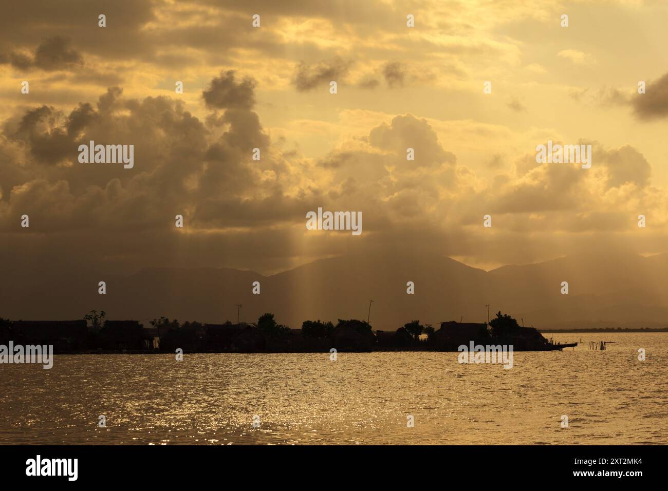 Ciel dramatique et sombre en fin d'après-midi (amélioré à l'aide d'un filtre chauffant) au-dessus de l'île Carti Sugtup, îles San Blas, Panama Banque D'Images