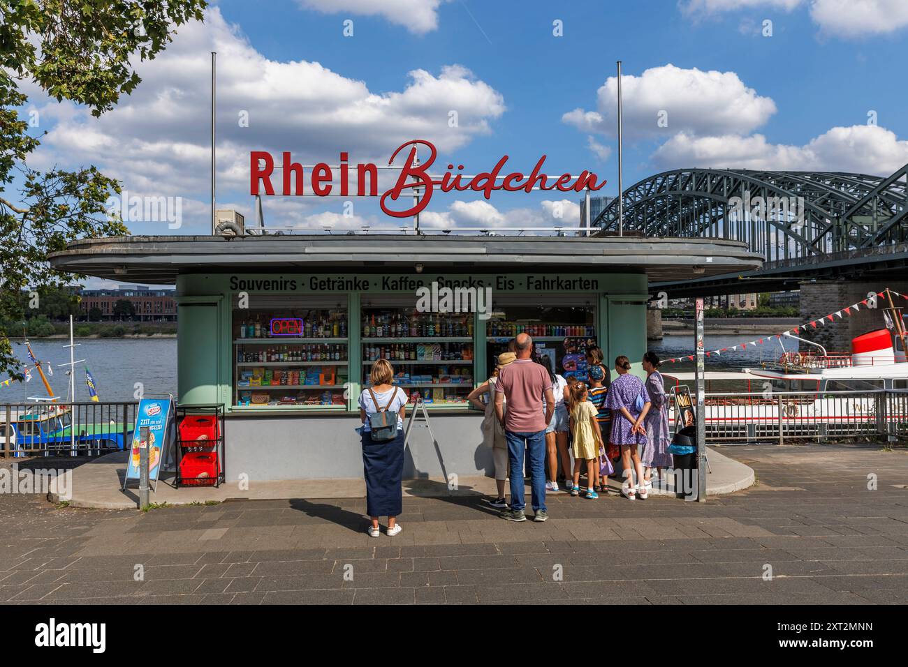 Kiosque sur la promenade du Rhin près du pont Hohenzollern, Cologne, Allemagne. Buedchen an der Rheinpromenade nahe Hohenzollernbruecke, Koeln, Deutschland. Banque D'Images