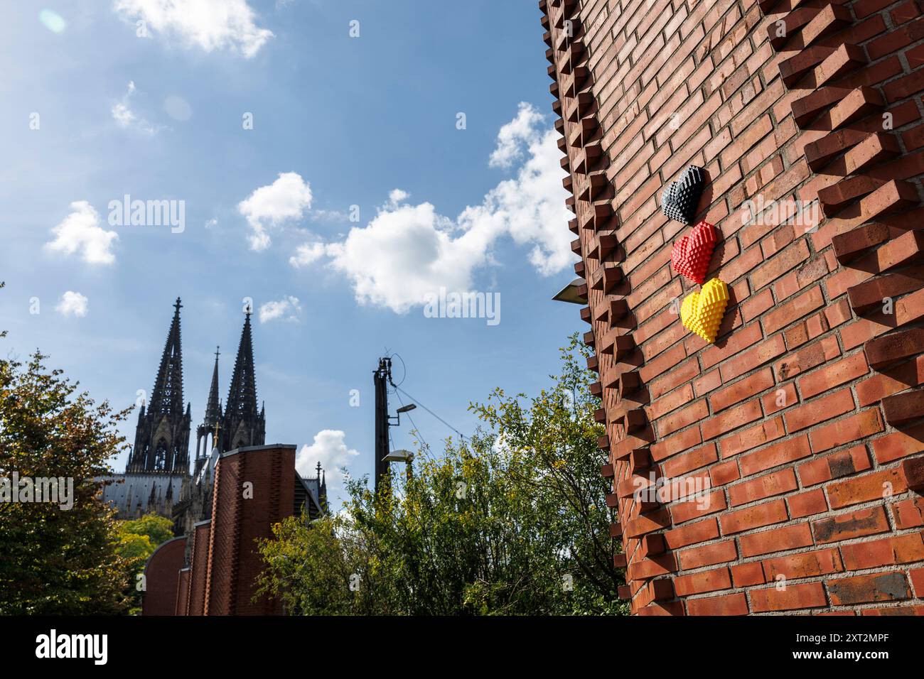 Trois cœurs aux couleurs nationales de l'Allemagne à Heinrich-Boell-Platz, la cathédrale, Cologne, Allemagne. drei Herzen in den Nationalfarben Deutschlan Banque D'Images