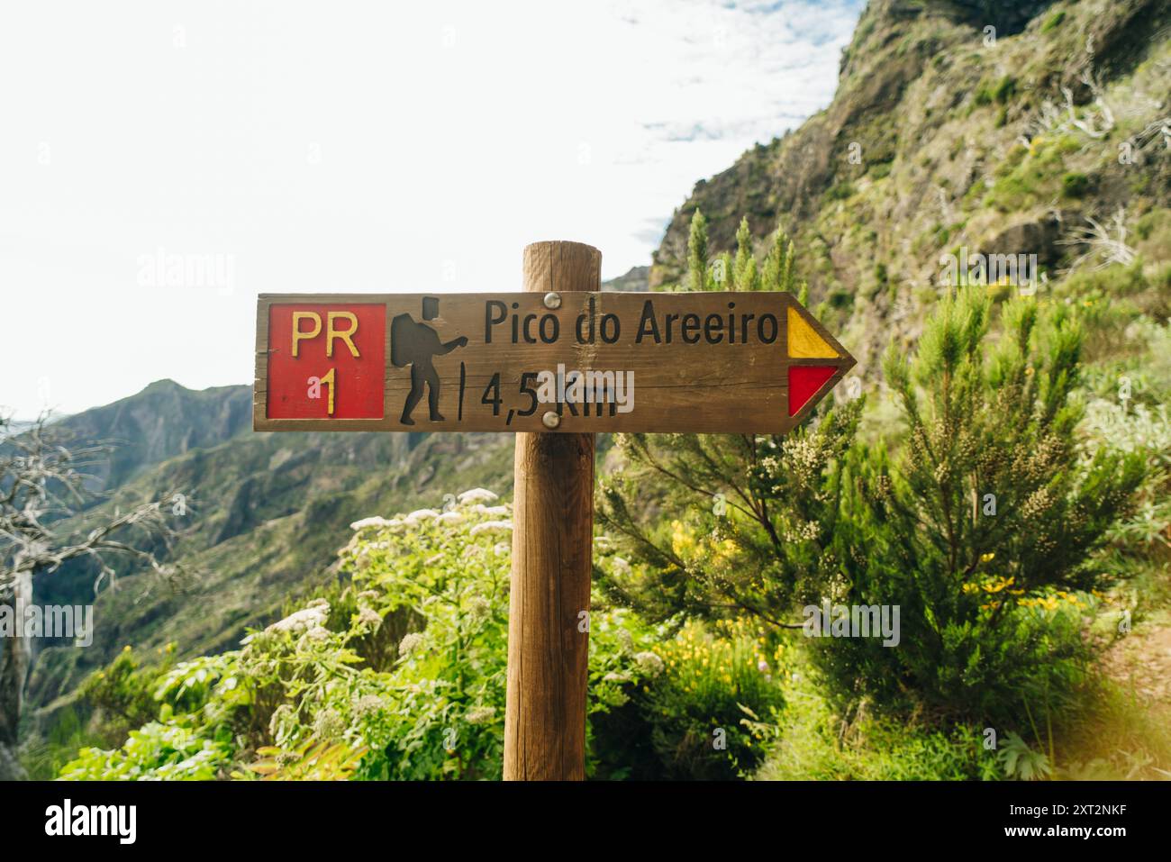 Le début du PR1 de Pico do Areeiro chemin vers Pico Ruivo, île de Madère, Portugal. Photo de haute qualité Banque D'Images