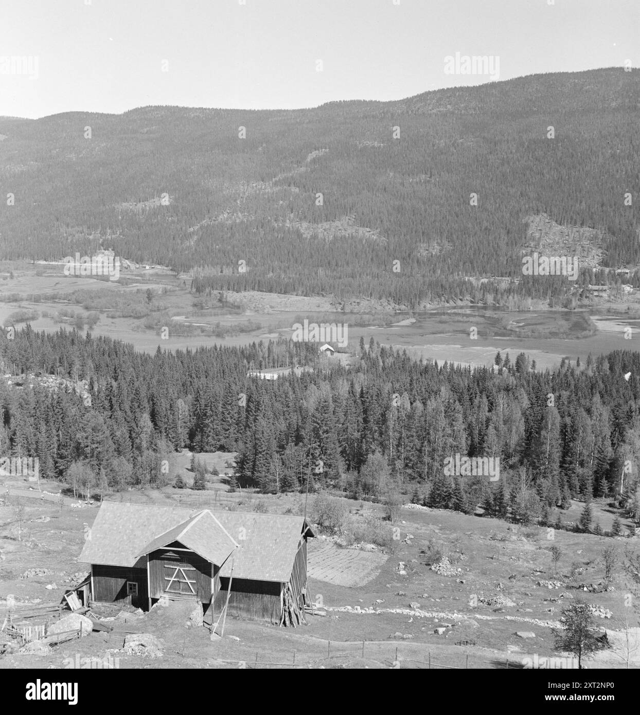 1951 : crue printanière normale seulement. Sør-Etnedal a connu son crue printanière annuelle - un peu plus étendue que d'habitude. L'Etna déborde de ses rives. Ensuite, environ 1 800 acres de terres arables seront sous l'eau pendant trois semaines. Il est peu utile de semer des céréales ou de planter des pommes de terre ici, de sorte que les agriculteurs ne perdent pas peu d'argent à cause des inondations annuelles. Photo : Sverre A. Børretzen / Aktuell / NTB ***la photo n'est pas traitée*** le texte de cette image est traduit automatiquement Banque D'Images