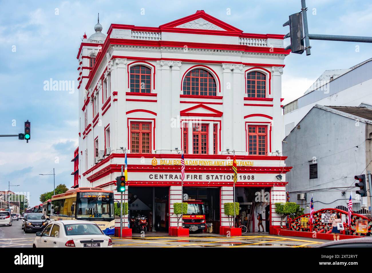 La caserne de pompiers à George Town, Penang, Malaisie est un point de repère local et une attraction touristique avec son extérieur rouge et blanc distinctif Banque D'Images