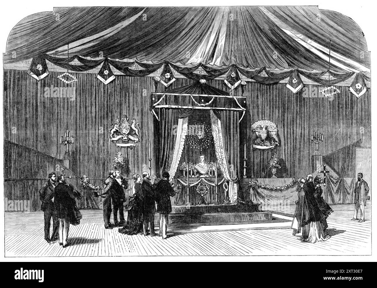 Funérailles de M. Peabody en Amérique : l'hôtel de ville, Portland, Maine, 1870. Gravure d'après une photographie de Mr. J. W. Black. Les restes mortels de M. Peabody...[avaient été] envoyés de Grande-Bretagne... les murs et le toit [de l'hôtel de ville] étaient habillés de noir, et aucune lumière naturelle n'a été souffert pour entrer dans la pièce... sur les dais se trouvaient douze grandes bougies de cire dans des supports en argent. Des guirlandes et des couronnes de fleurs naturelles étaient sur les dais, les marches et les bières... L'habileté de l'artiste avait été la plus visible pour orner le mur derrière le catafalque. Il était enveloppé de tissu large noir, cannelé. Au centre, Banque D'Images