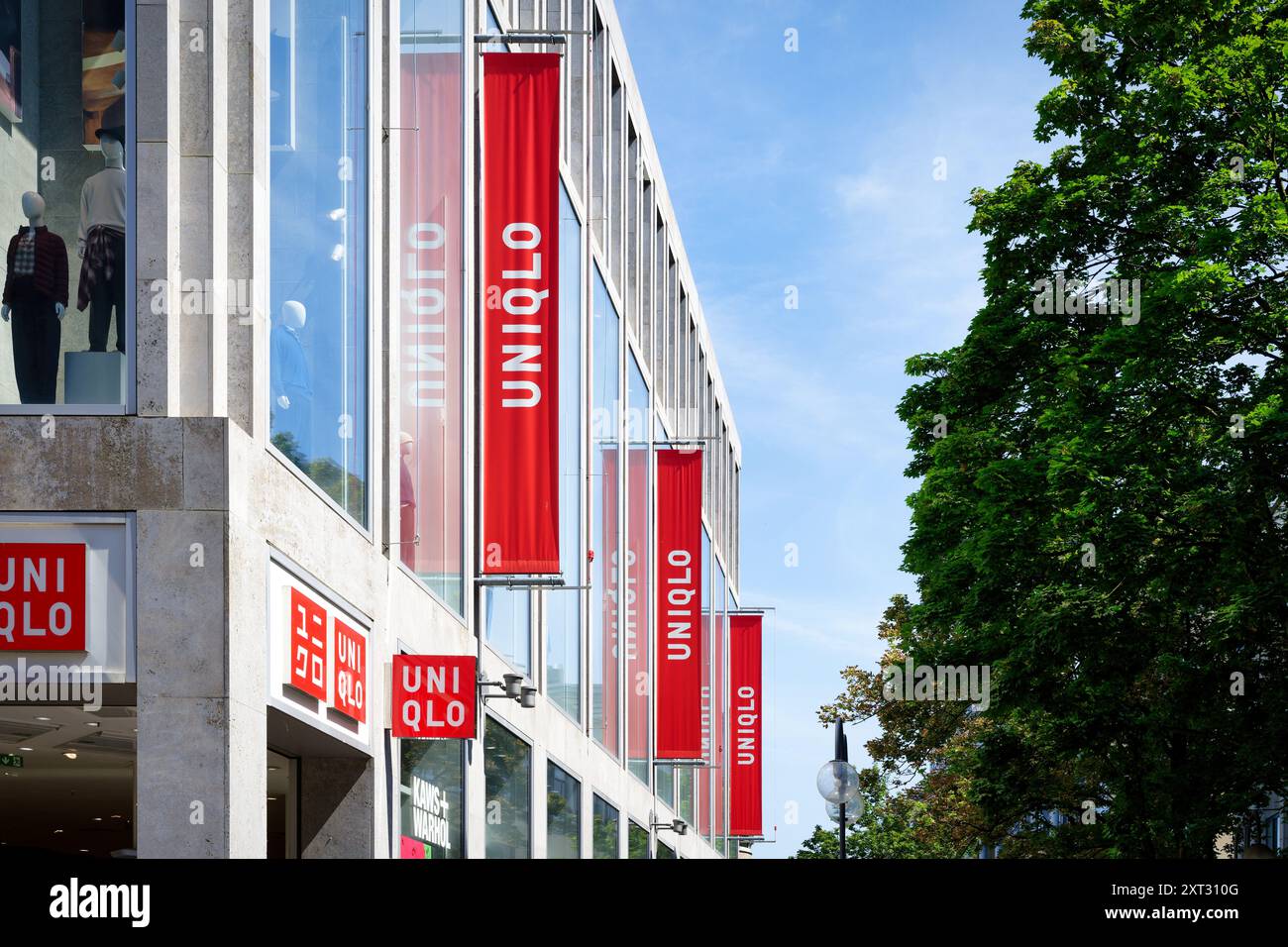 Cologne, Allemagne, 12 août 2024 : enseigne publicitaire et drapeaux du magasin Uniqlo sur la célèbre rue commerçante Schildergasse à Cologne Banque D'Images