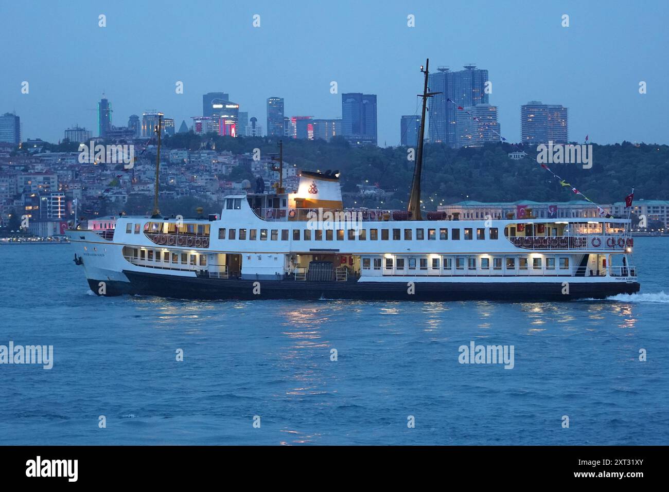 ISTANBUL, TURKIYE - 23 AVRIL 2024 : ferry transportant des personnes entre les côtés de la ville d'Istanbul Banque D'Images