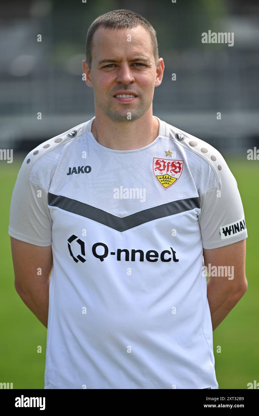 Physiothérapeute Michael Schuhmacher VfB Stuttgart VfB Stuttgart Fototermin 13.08.2024 LA RÉGLEMENTATION DE la DFL INTERDIT TOUTE UTILISATION DE PHOTOGRAPHIES COMME SÉQUENCES D'IMAGES ET/OU QUASI-VIDÉO Banque D'Images