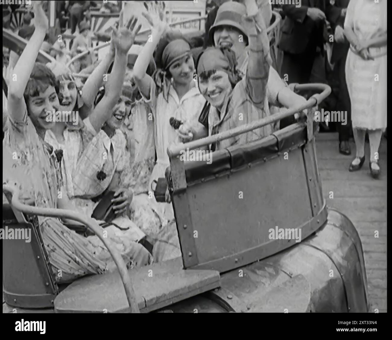 Un grand groupe de femmes civiles profitant d'un Roller Coaster Ride, 1926. De "Time to Remember 1926 - Short Sharp Shower" ( Reel 3) ; documentaire sur 1926 - grève générale, politique internationale, danse, météo et exploits record. Banque D'Images