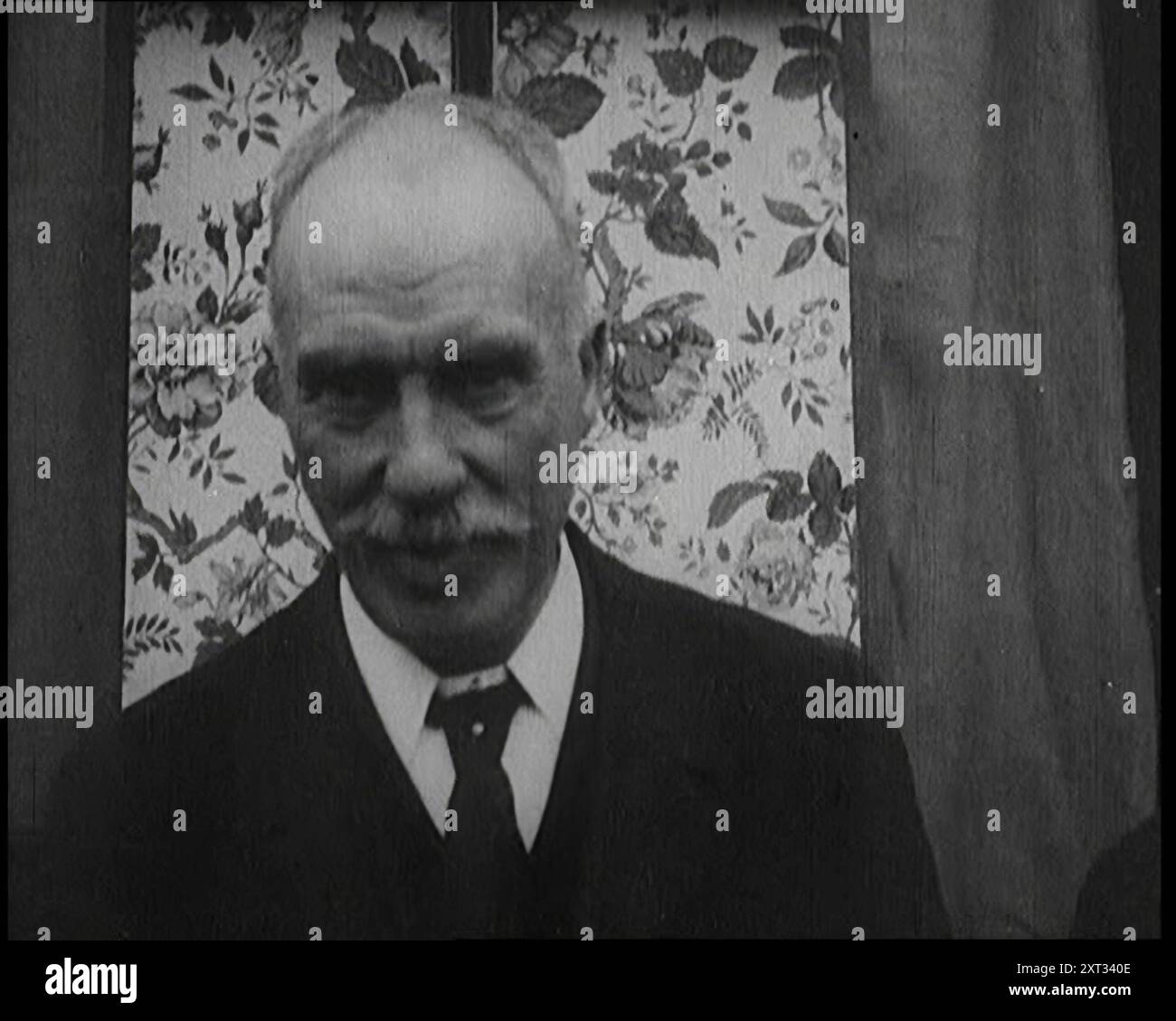 Député britannique et prohibitionniste Edwin Scrymgeour, 1922. « Le pays est allé aux urnes et a produit pas mal de sensations. Par exemple, un prohibitionniste de Dundee Mr. Scrymgeour'. De "Time to Remember - Sitting Still and Going Slowly", 1922 (Reel 2) ; revue des événements de 1922, y compris les troubles irlandais, la guerre entre la Grèce et la Turquie et les développements dans l'aviation et la radio. Banque D'Images