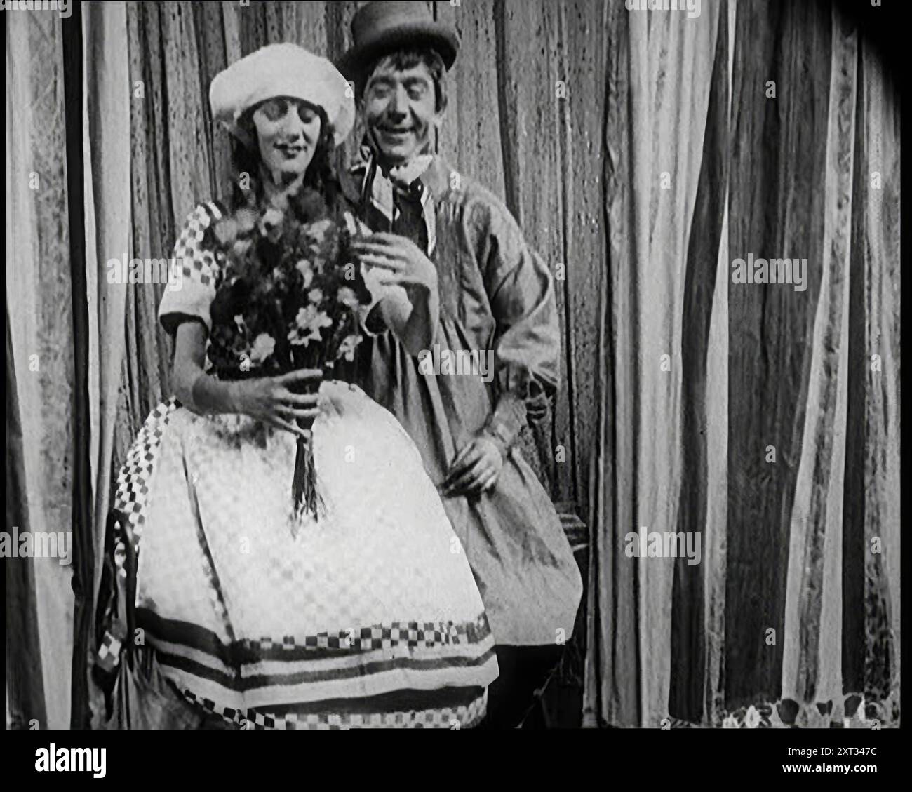 Gertrude Lawrence et Herbert Mundin se sont habillés en country types et se sont produits pour The Camera, 1922. De "Time to Remember - Sitting Still and Going Slowly", 1922 (Reel 2) ; revue des événements de 1922, y compris les troubles irlandais, la guerre entre la Grèce et la Turquie et les développements dans l'aviation et la radio. Banque D'Images