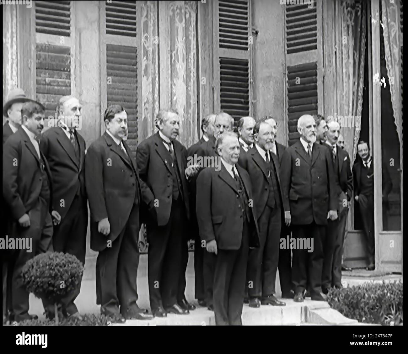 Nouveau gouvernement français debout photographié, filmé et interviewé par des journalistes, années 1920 '...la France, encore une fois en proie à des troubles politiques, avec un nouveau gouvernement tous les deux mois...'. De "Time to Remember - came the Dawn", 1925 (Reel 3) ; aperçu de l'industrie cinématographique britannique des années 1920 - extraits de grands films muets et de nouvelles. Banque D'Images