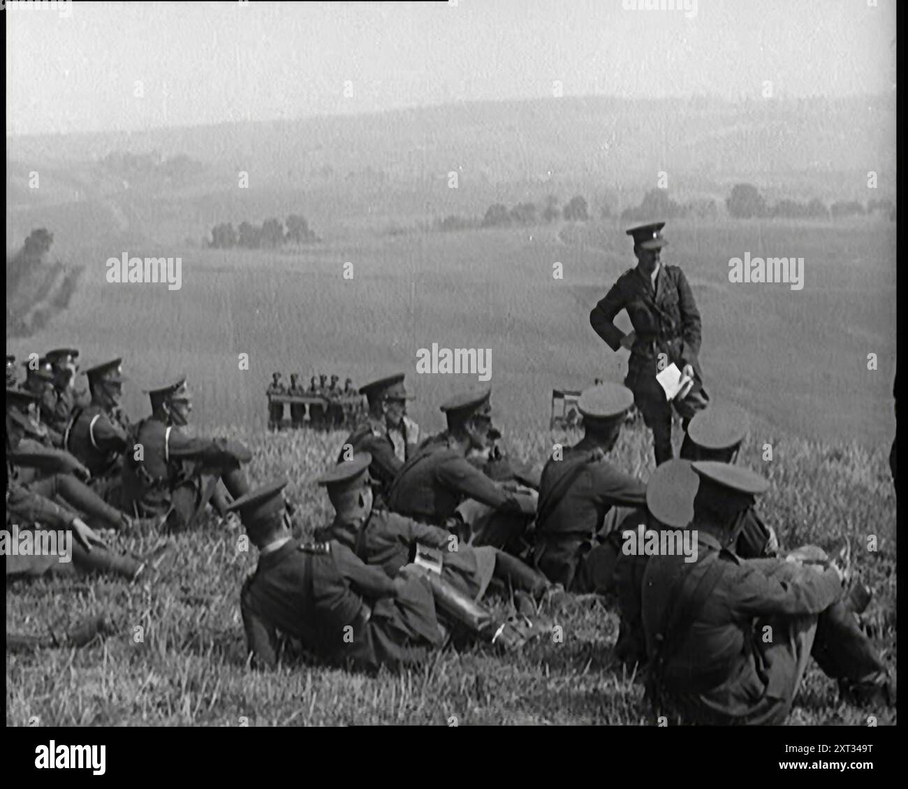 Officiers de l'armée britannique se relaxant sur une colline, 1921. De "Time to Remember - The Time When Little Happen", 1921 (bobine 1) ; événements de 1921 - traité irlandais, cascades folles et journaux au travail. Banque D'Images