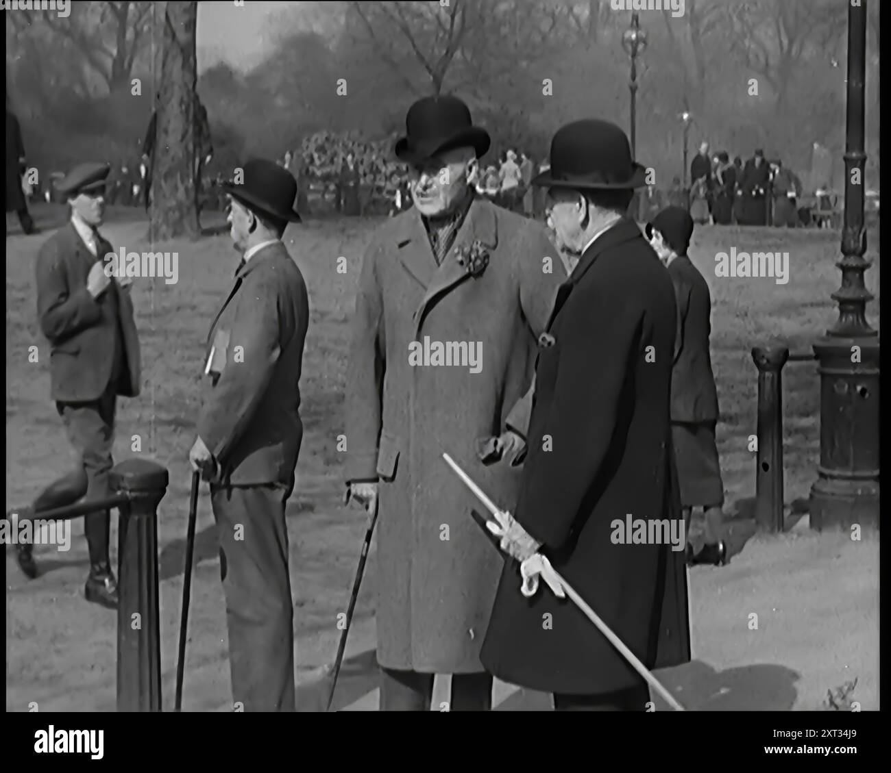 Hommes britanniques à Hyde Park, Londres, 1931. De "Time to Remember - A New Era", 1931 (bobine 1) ; documentaire sur le monde au début des années 1930 Banque D'Images