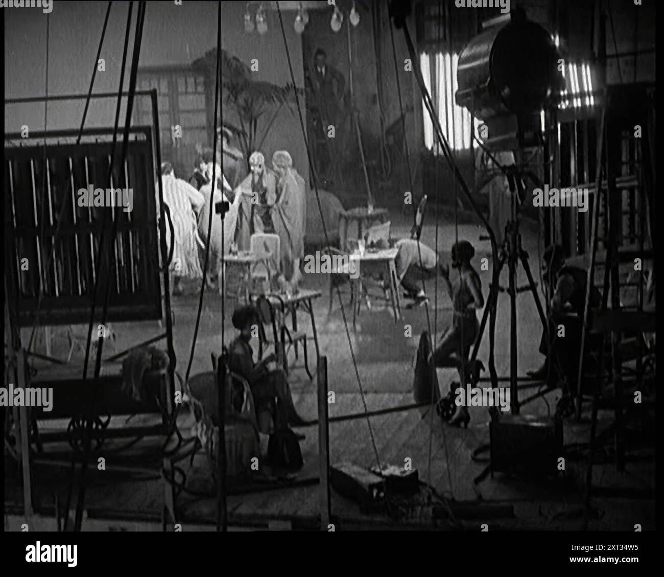 Un groupe d'acteurs en cours de tournage sur le plateau d'un film, années 1920 De "Time to Remember - came the Dawn", 1925 (Reel 4) ; aperçu de l'industrie cinématographique britannique des années 1920 - extraits de grands films muets et de nouvelles. Banque D'Images