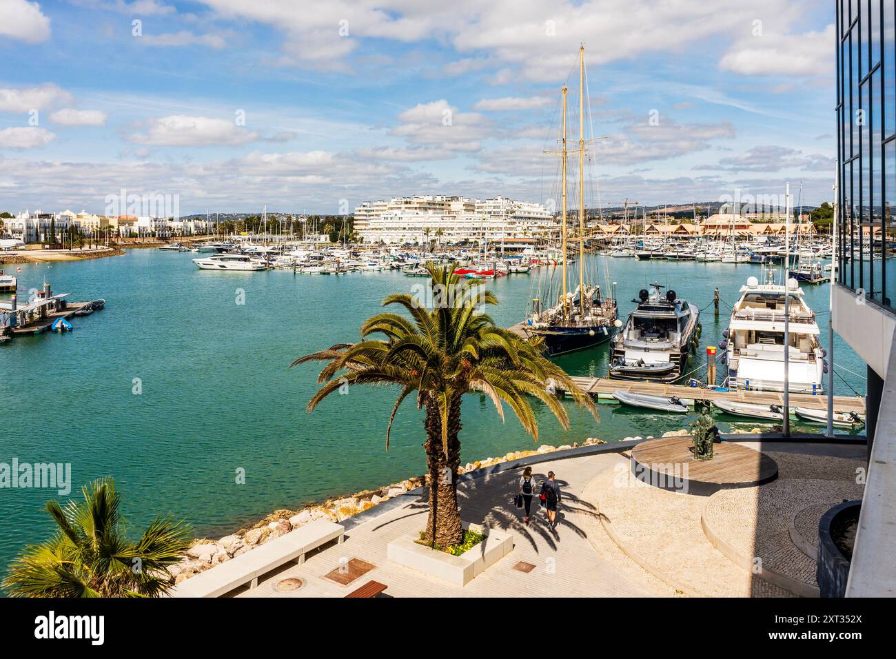 Port de plaisance élégant avec voiliers et yachts de luxe à Vilamoura, Algarve, sud du Portugal Banque D'Images