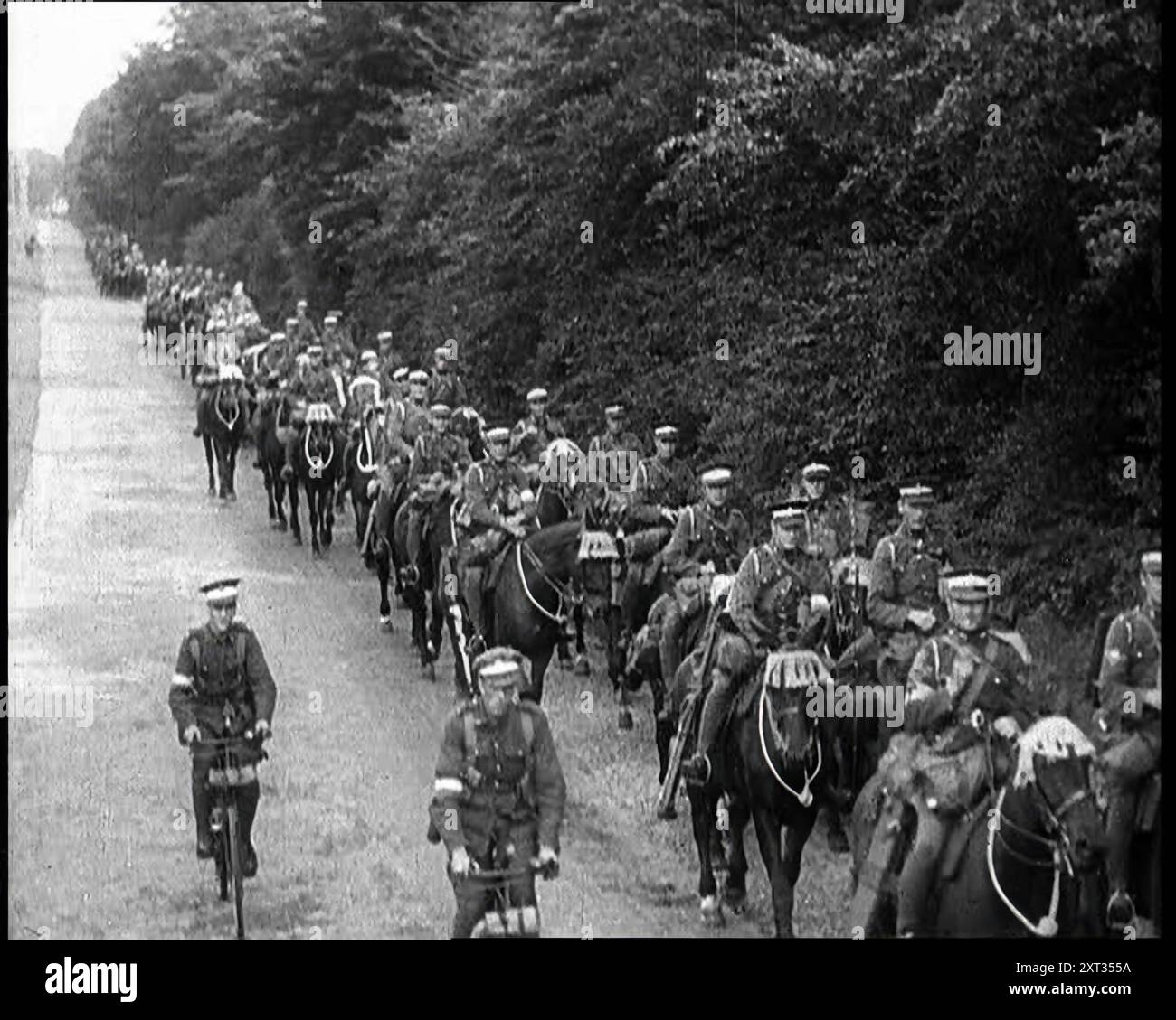 Soldats britanniques à cheval et à vélo sur la plaine de Salisbury, 1933. Manœuvres de l'armée britannique dans l'ouest de l'Angleterre. De "Time to Remember - The Time of the Monster", 1933 (bobine 3) ; un film documentaire sur les événements de 1933, la montée de Roosevelt et Hitler. Banque D'Images