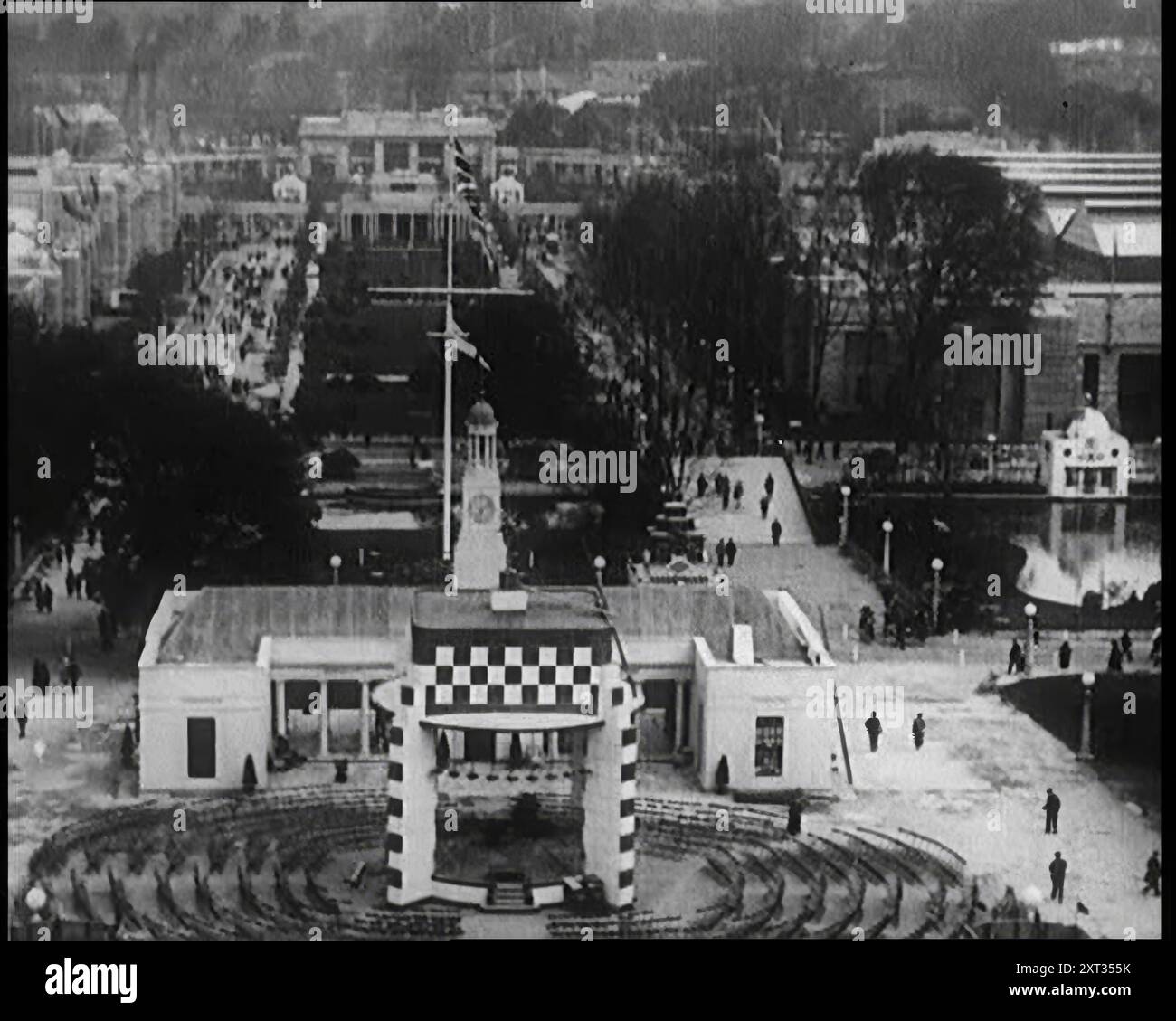 Pavillons et passerelles à l'exposition de l'Empire britannique, années 1920 '...l'exposition de l'Empire britannique à Londres en 1924 - ce fut la grande démonstration de l'unité et des ressources tenues pour faire avancer la solidarité de l'empire et stimuler le commerce'. De "Time to Remember - came the Dawn", 1925 (Reel 3) ; aperçu de l'industrie cinématographique britannique des années 1920 - extraits de grands films muets et de nouvelles. Banque D'Images
