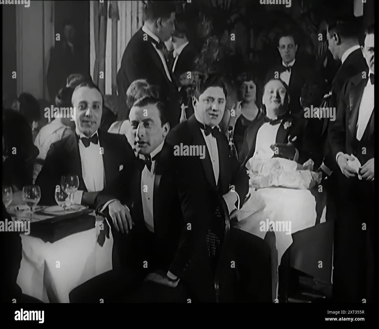 Hommes et femmes assis à des tables regardant d'autres personnes danser, années 1920 De "Time to Remember - came the Dawn", 1925 (Reel 4) ; aperçu de l'industrie cinématographique britannique des années 1920 - extraits de grands films muets et de nouvelles. Banque D'Images